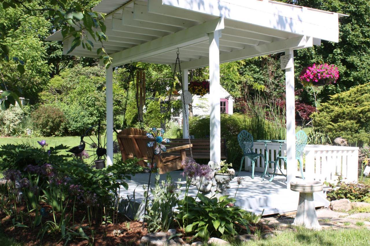 Carrousel Bed & Breakfast Cayuga Esterno foto