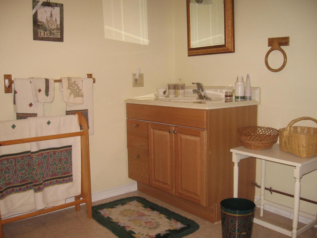 Carrousel Bed & Breakfast Cayuga Esterno foto