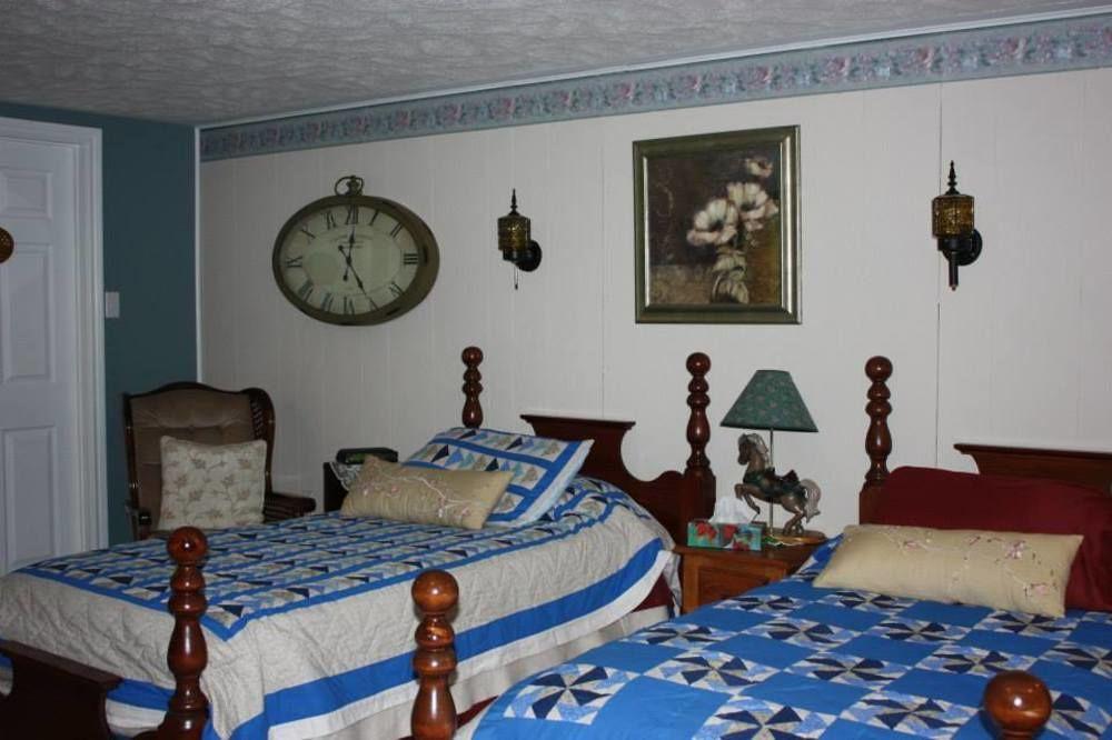 Carrousel Bed & Breakfast Cayuga Esterno foto