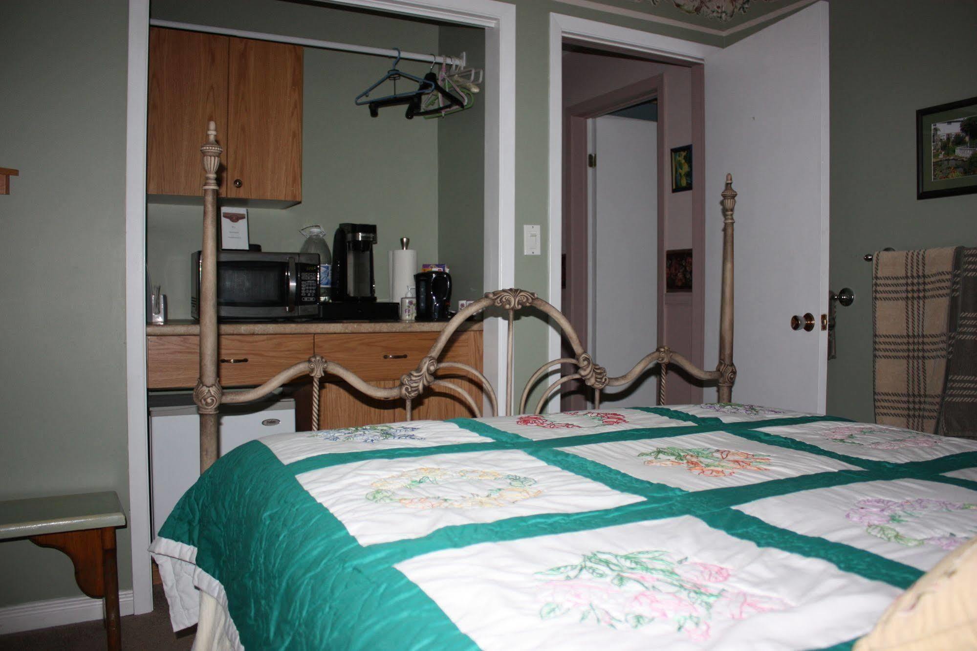 Carrousel Bed & Breakfast Cayuga Esterno foto
