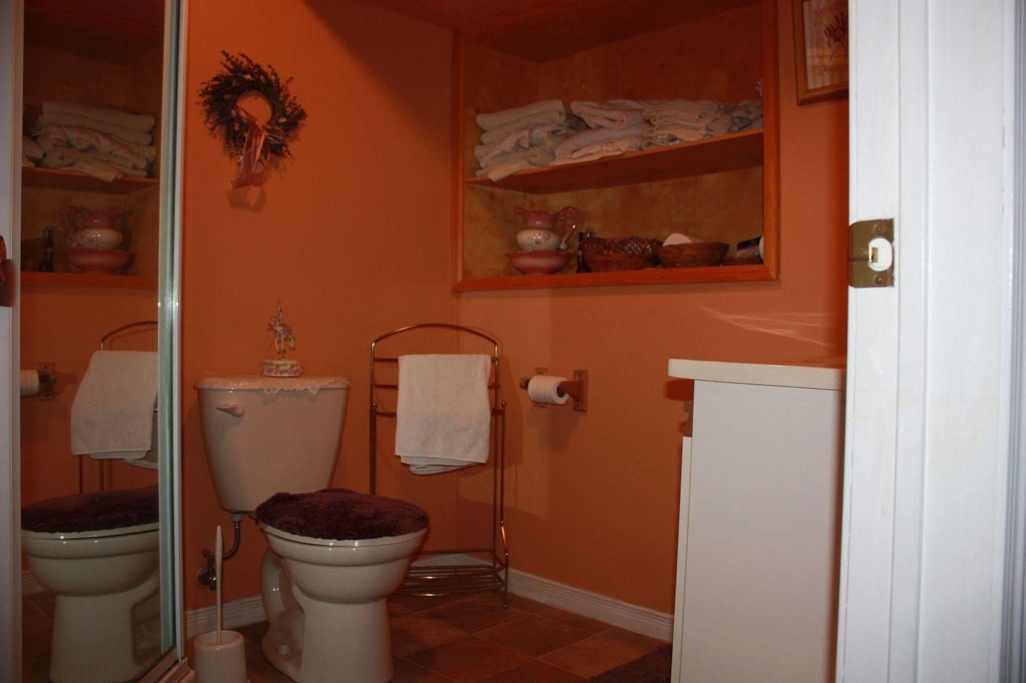 Carrousel Bed & Breakfast Cayuga Esterno foto