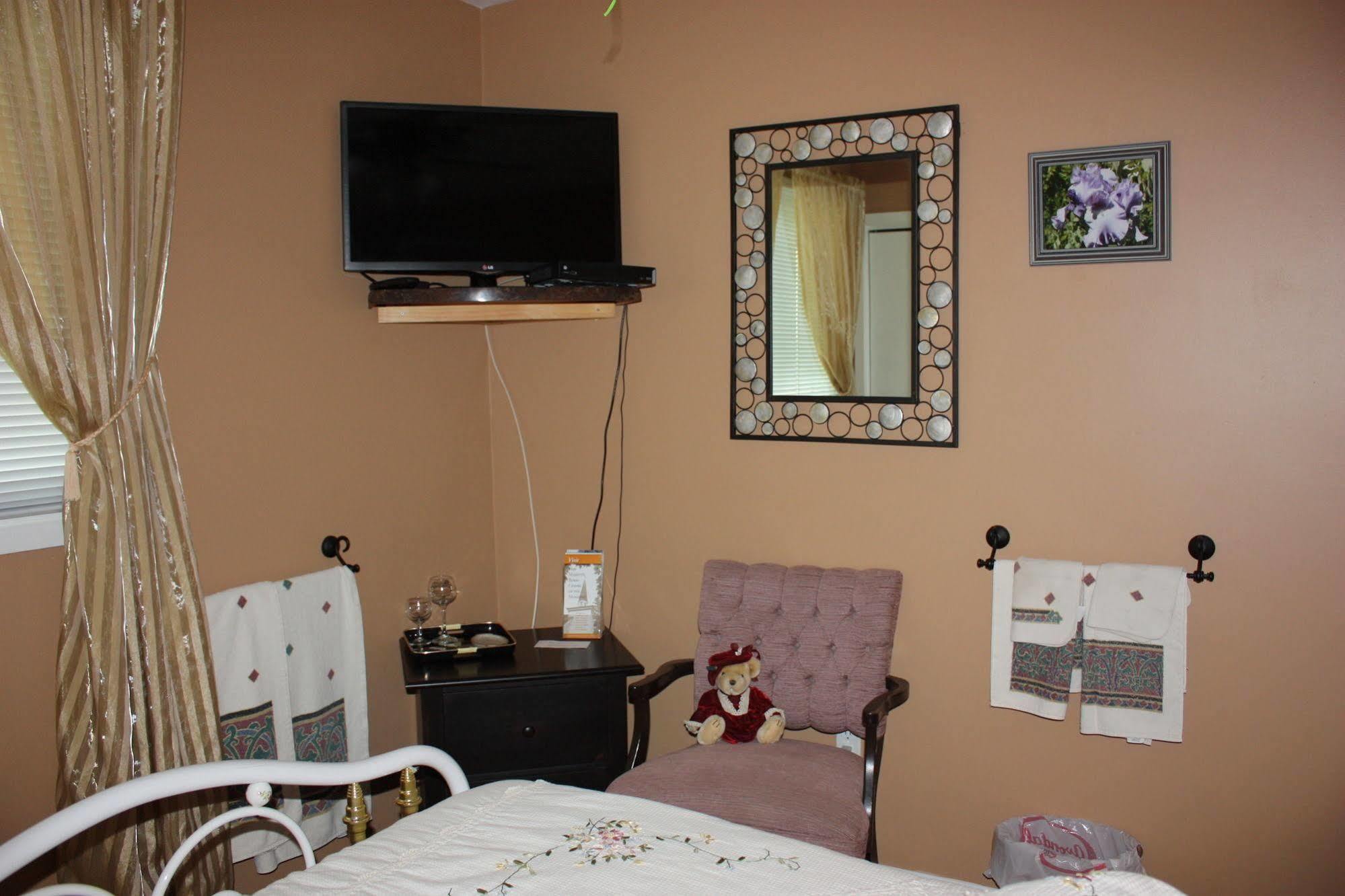 Carrousel Bed & Breakfast Cayuga Esterno foto