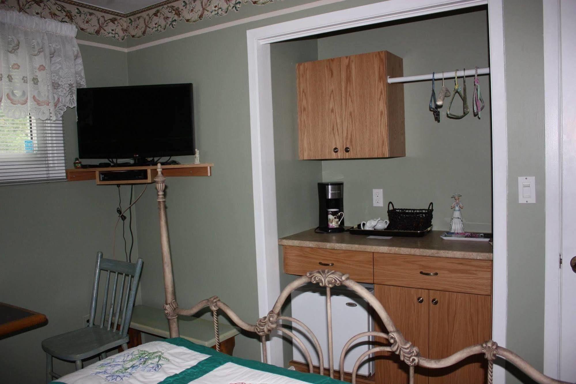 Carrousel Bed & Breakfast Cayuga Esterno foto